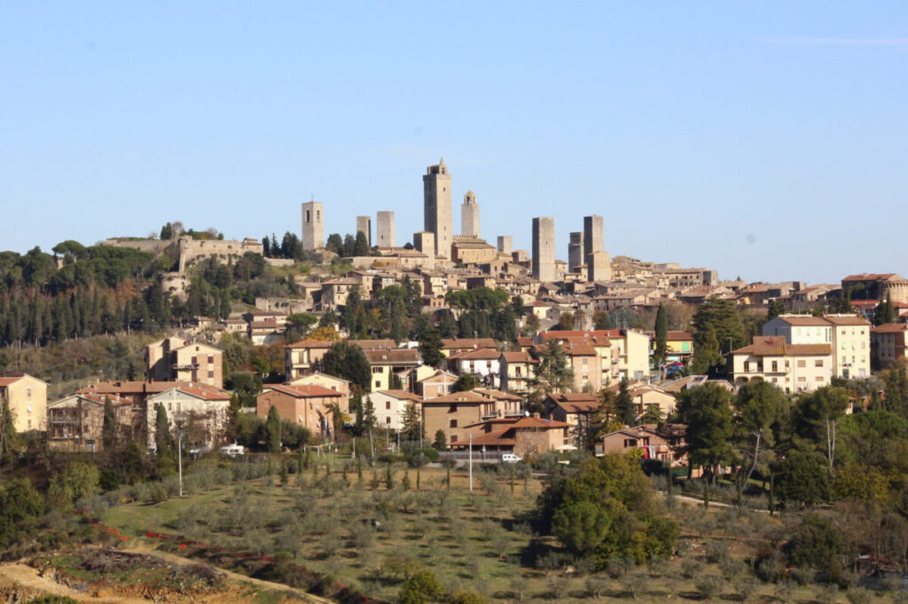 San Gimignano Panorama, photo credit LigaDue on Wikipedia https://creativecommons.org/licenses/by-sa/4.0/deed.en