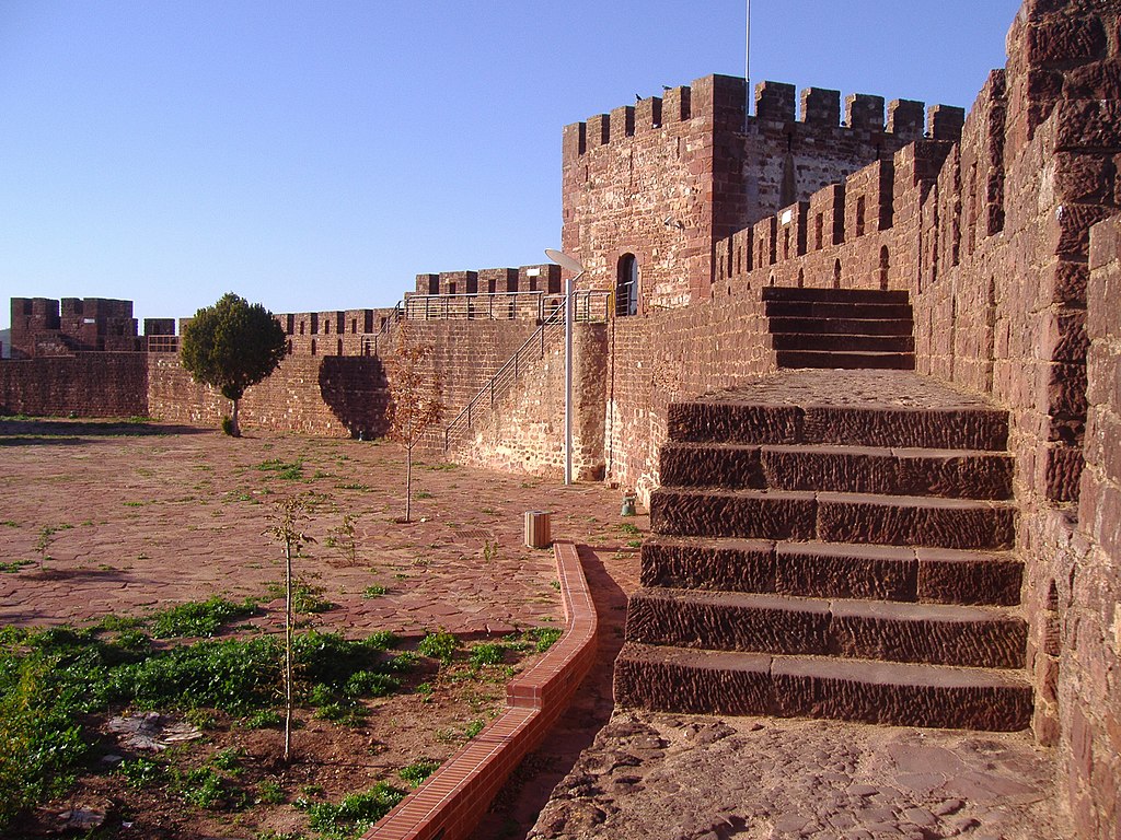 Walls of Silves Castle, photo credit Kolforn (Wikimedia), CC BY-SA 4.0 , via Wikimedia Commons