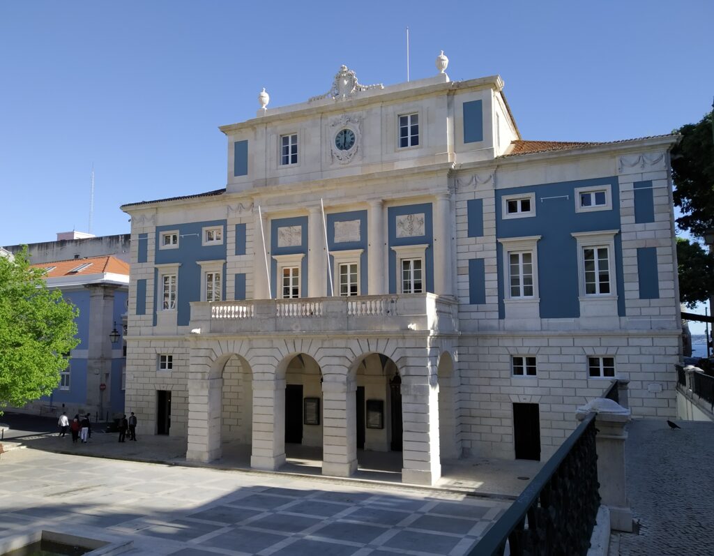 Teatro Nacional de São Carlos Lisbon, RickMorais, CC BY-SA 4.0 <https://creativecommons.org/licenses/by-sa/4.0>, via Wikimedia Commons