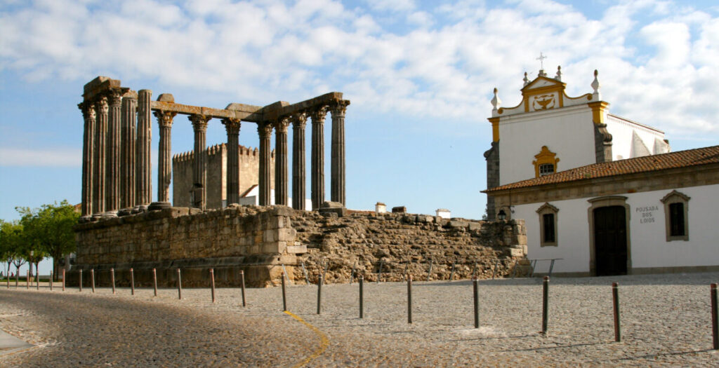 Templo Romano with Pousada Convento  d'Évora in the background, photo credit François Philipp on Flickr