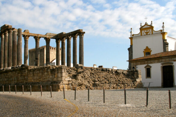 Templo Romano with Pousada Convento d'Évora in the background, photo credit François Philipp on Flickr