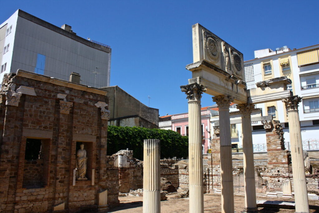 Pórtico del foro, Mérida, photo credit Trevor Huxham on Flickr