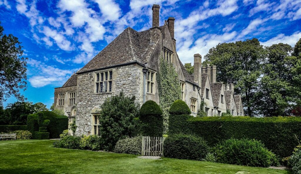 Avebury Manor, photo credit Steven Penton from Bakers Beach, Tasmania Australia, CC BY 2.0 