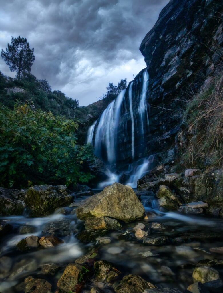 Parque Natural da Serra de Aire e Candeeiros Cascata da Fornea, living-impresssions.com, CC BY-SA 4.0 , via Wikimedia Commons